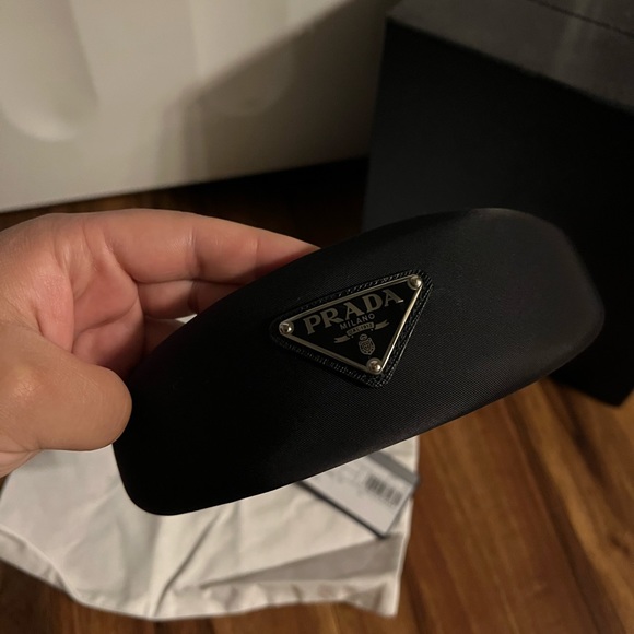 !!!!SOLD!!!!!Prada
Triangle logo nylon headband - Picture 6 of 7